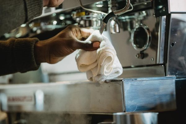 Máy pha cà phê bị nghẹt: 8 nguyên nhân, cách khắc phục từng bước | Minhaus 4 Lịch bảo dưỡng phòng ngừa máy pha cà phê bị nghẹt: hàng ngày, tuần, tháng