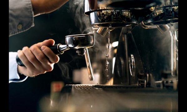 Máy pha cà phê bị nghẹt: 8 nguyên nhân, cách khắc phục từng bước | Minhaus 1 Máy pha cà phê bị nghẹt — nước chảy nhỏ giọt hoặc không ra nước khi pha espresso