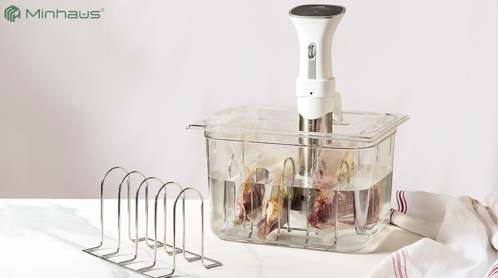 Hướng dẫn cách sử dụng máy sous vide đơn giản tại nhà 1 Máy sous vide là thiết bị dùng để làm nóng và tuần hoàn nước nhằm duy trì nhiệt độ ổn định trong quá trình nấu