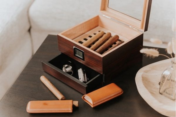 Nên dùng ẩm kế cơ hay điện tử cho tủ bảo quản cigar?
