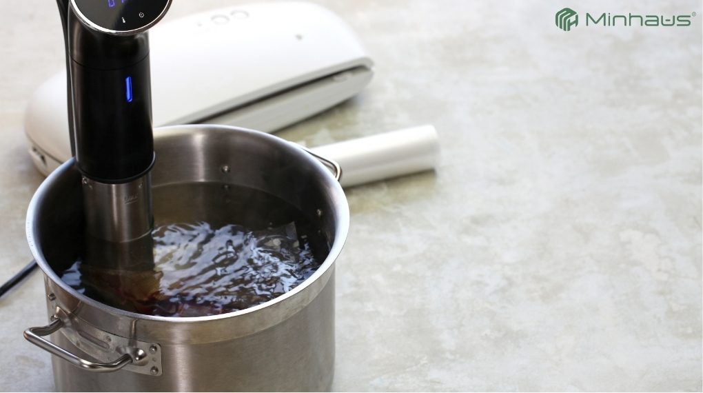 Top 5 dòng máy sous vide tốt nhất trên thị trường hiện nay (năm 2026) 2 Máy sous vide làm nóng nước và hệ thống tuần hoàn sẽ liên tục luân chuyển nước trong bể chứa