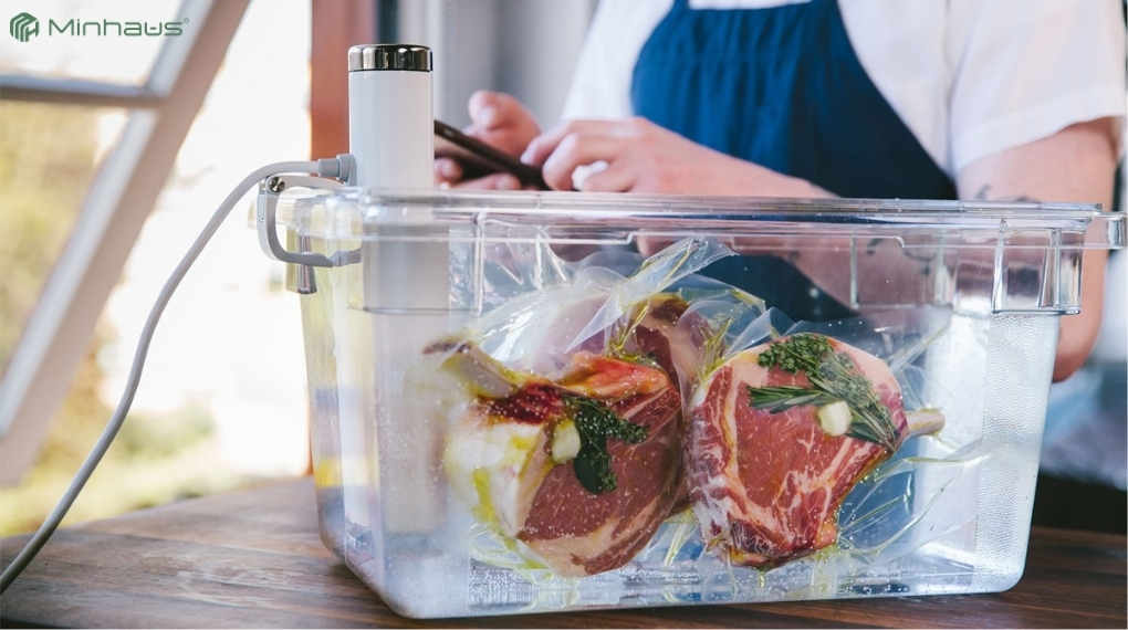 Sous vide là gì? Hướng dẫn chi tiết từ A-Z cho người mới bắt đầu 2 Máy sous vide sẽ làm nóng nước đến mức nhiệt đã cài đặt và duy trì nhiệt độ này xuyên suốt thời gian chế biến