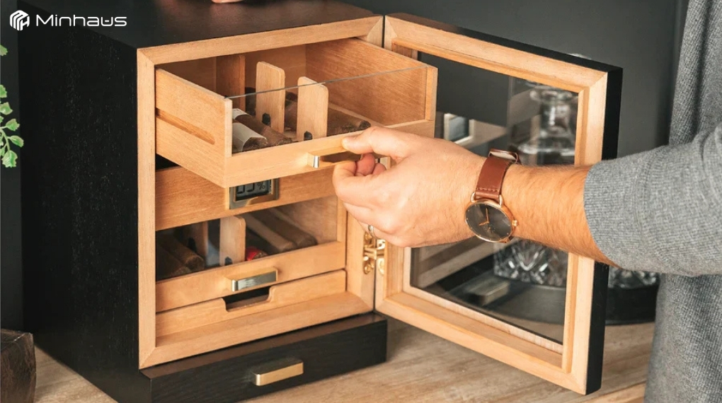 Các loại tủ bảo quản cigar phổ biến trên thị trường hiện nay (Cập nhật năm 2026) 5 Người mới chơi hoặc chỉ bảo quản vài chục điếu có thể sử dụng hộp giữ ẩm cigar hoặc tủ giữ ẩm kích thước nhỏ
