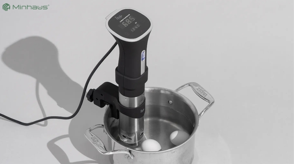 Sous vide là gì? Hướng dẫn chi tiết từ A-Z cho người mới bắt đầu 4 Sous vide cần nhiều thời gian hơn để nhiệt lượng truyền đều và làm chín bên trong thực phẩm