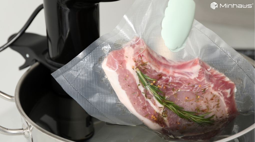 Sous vide là gì? Hướng dẫn chi tiết từ A-Z cho người mới bắt đầu 7 Sous vide là phương pháp chế biến an toàn nếu thực phẩm được nấu ở nhiệt độ, thời gian phù hợp và sử dụng túi chuyên dụng