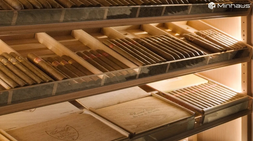 Phòng bảo quản cigar và tủ cigar: Nên chọn giải pháp nào? 2 Vách ngăn và hệ thống khay/kệ của phòng bảo quản cigar đều được ốp bằng gỗ tuyết tùng Tây Ban Nha nguyên khối