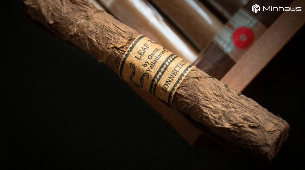 7 lỗi tủ bảo quản cigar thường gặp và cách khắc phục tại nhà 2 Cigar cầm nhẹ tay, thân điếu cứng hơn, lớp lá ngoài dễ nứt khi bóp nhẹ hoặc khi cắt đầu điếu khi tủ gặp lỗi không giữ được độ ẩm
