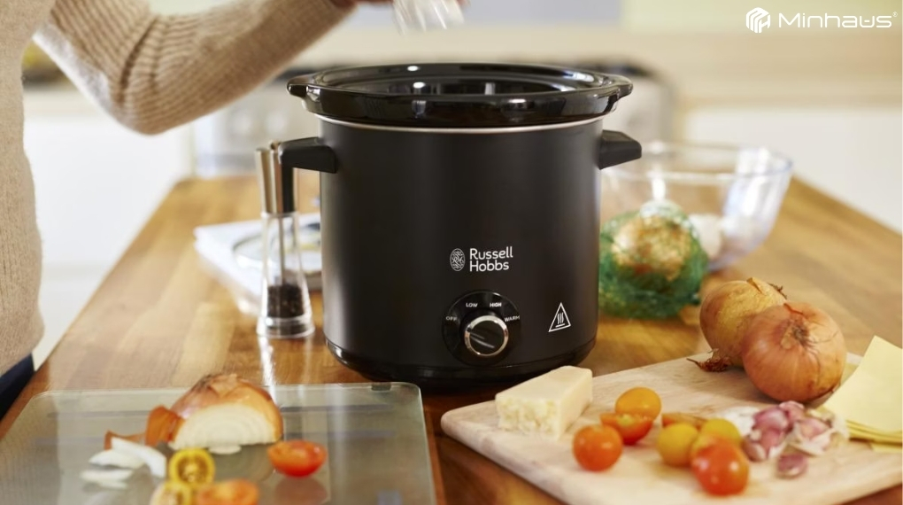Giá nồi nấu chậm mới nhất 2026: So sánh các thương hiệu đáng mua 1 Nồi nấu chậm Russell Hobbs Chalkboard có dung tích khoảng 3.5L, phù hợp với gia đình khoảng 3-5 người