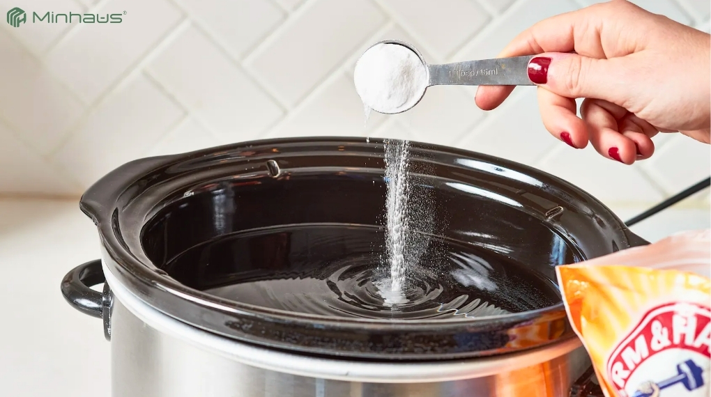 Vệ sinh nồi nấu chậm thế nào? Hướng dẫn chi tiết từ A-Z 3 Baking soda có thể giúp loại bỏ cặn bẩn và cải thiện các vết ố do thực phẩm để lại trong nồi nấu chậm