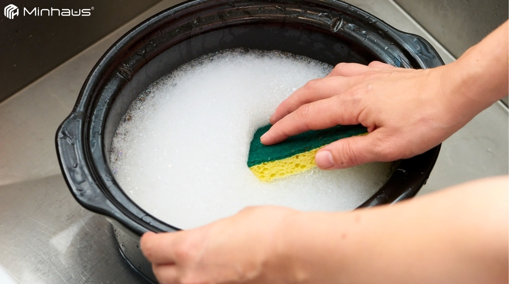 Vệ sinh nồi nấu chậm thế nào? Hướng dẫn chi tiết từ A-Z 2 Dùng miếng bọt biển kết hợp với một lượng nhỏ nước rửa chén để rửa thố gốm