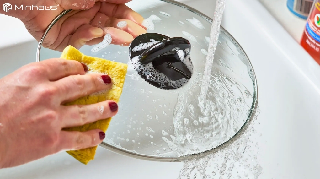Vệ sinh nồi nấu chậm thế nào? Hướng dẫn chi tiết từ A-Z 5 Hãy tháo nắp ra khỏi nồi và rửa dưới vòi nước với một lượng nhỏ nước rửa chén