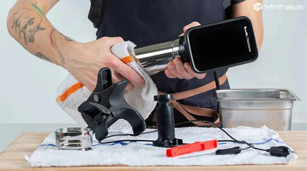 7 lỗi khi dùng máy sous vide và cách khắc phục hiệu quả 9 Bạn nên dùng khăn mềm lau khô đầu cảm biến và thân máy ngay sau khi sử dụng