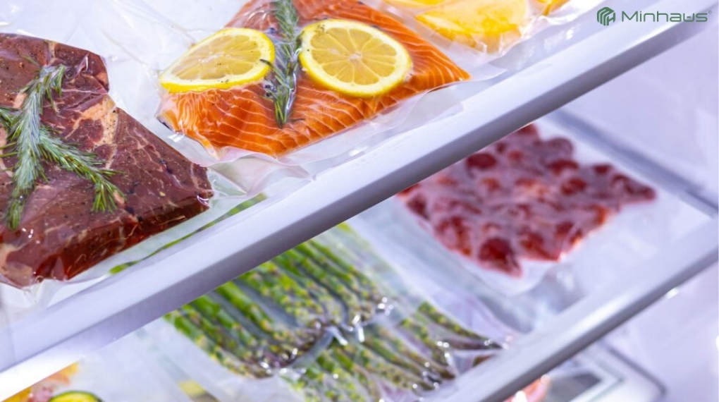 Bảo quản thực phẩm sous vide đúng cách: Hướng dẫn chi tiết cho người mới 4 Nên lau khô bên ngoài túi rồi đưa vào bảo quản tủ lạnh trong ngăn mát hoặc ngăn đông