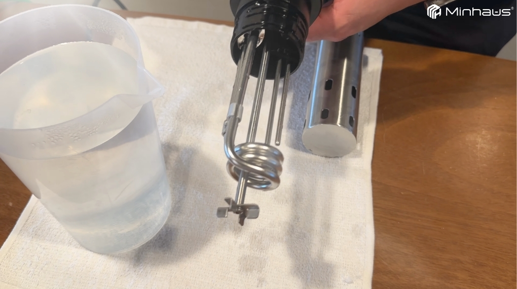 Hướng dẫn cách vệ sinh máy sous vide đúng cách tại nhà 4 Sử dụng giấm trắng rồi khởi động máy sous vide ở 60–70°C trong 20–30 phút để tẩy cặn khoáng