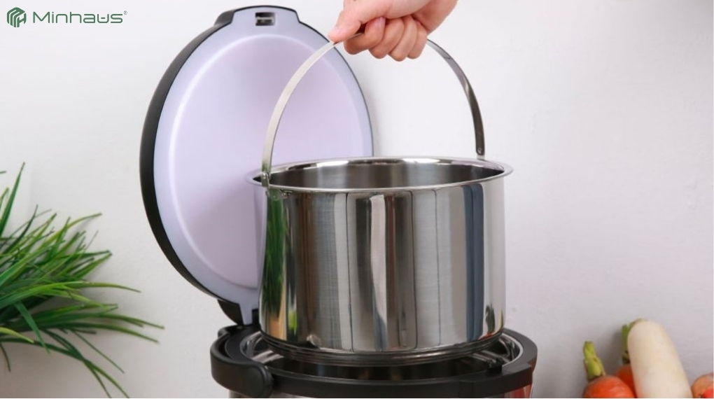 Nồi ủ và nồi nấu chậm: 5 điểm khác biệt giúp bạn không mua nhầm 7 Với nồi ủ, người dùng cần đun sôi nguyên liệu trên bếp trước khi đặt vào vỏ ủ
