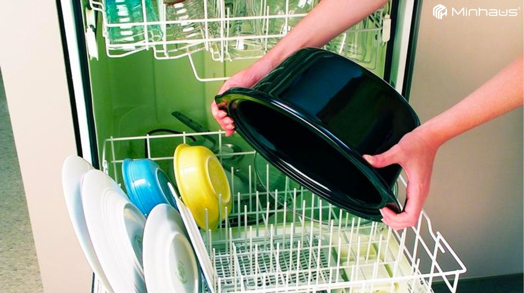 Vệ sinh nồi nấu chậm thế nào? Hướng dẫn chi tiết từ A-Z 7 Máy rửa chén có thể khiến lớp men gốm giảm độ bóng sau nhiều lần sử dụng