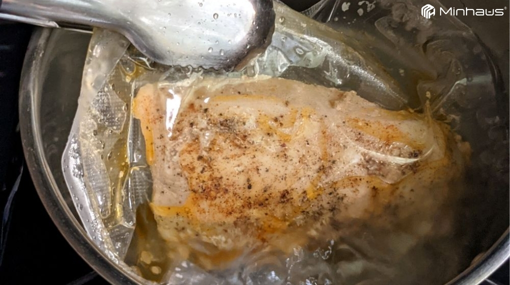 Bảo quản thực phẩm sous vide đúng cách: Hướng dẫn chi tiết cho người mới 12 Việc hâm nóng và làm lạnh nhiều lần sẽ làm hương vị, kết cấu và độ mọng nước giảm dần