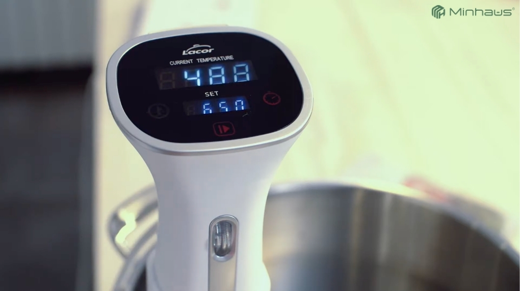 Máy sous vide Lacor Gourmet có gì nổi bật? Đánh giá chi tiết 2 Thiết bị được trang bị màn hình cảm ứng kết hợp thanh gạt điều chỉnh