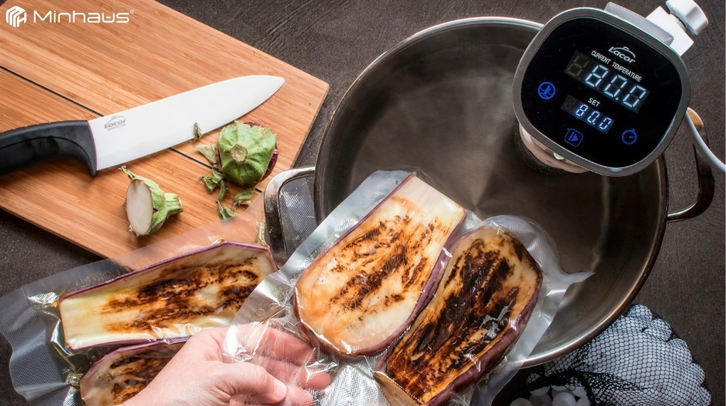 Meal prep bằng máy sous vide - Những điều bạn cần biết 6 Tiến hành hút chân không và đặt thực phẩm vào máy sous vide