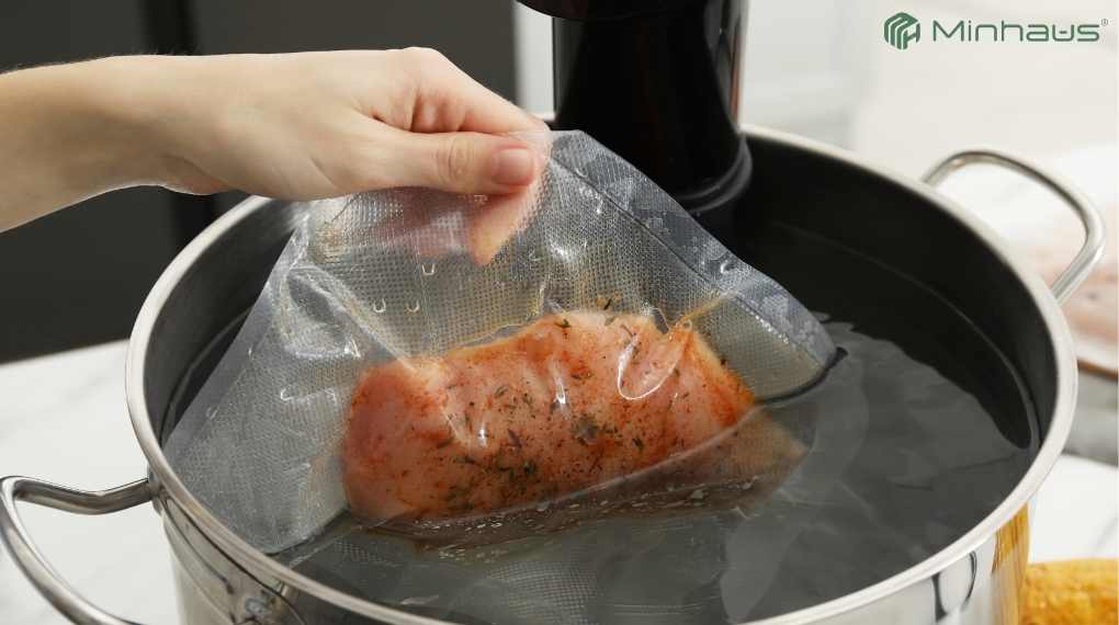 Bí quyết chọn máy sous vide chất lượng: 9 tiêu chí quan trọng 6 Người dùng cần xác định quy mô nấu thực tế để tránh tình trạng chọn thiết bị quá nhỏ hoặc quá lớn