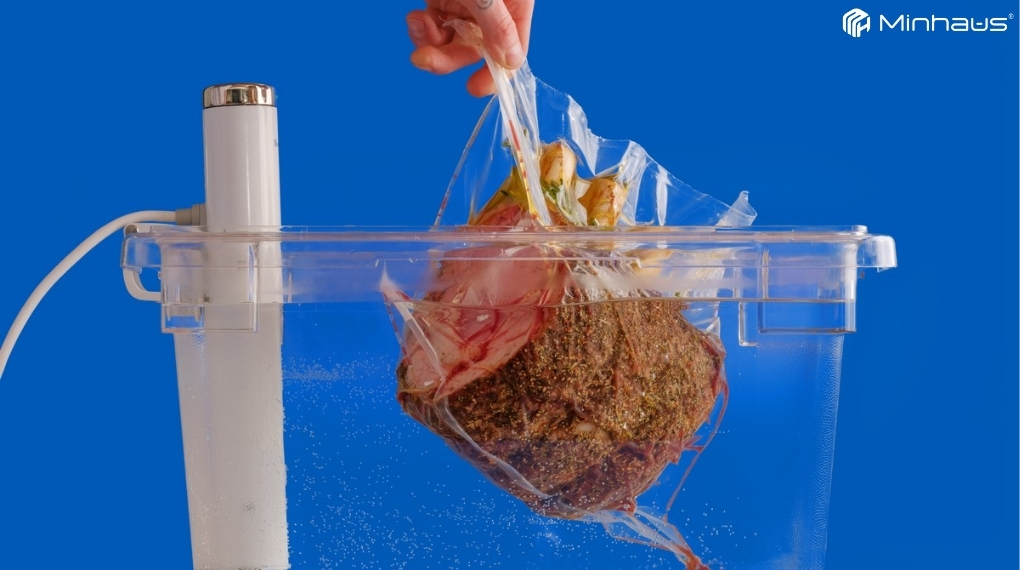 Bảo quản thực phẩm sous vide đúng cách: Hướng dẫn chi tiết cho người mới 6 Hâm nóng thực phẩm bằng máy sous vide ở nhiệt độ thấp hơn khoảng 2–5°C so với nhiệt độ đã nấu ban đầu