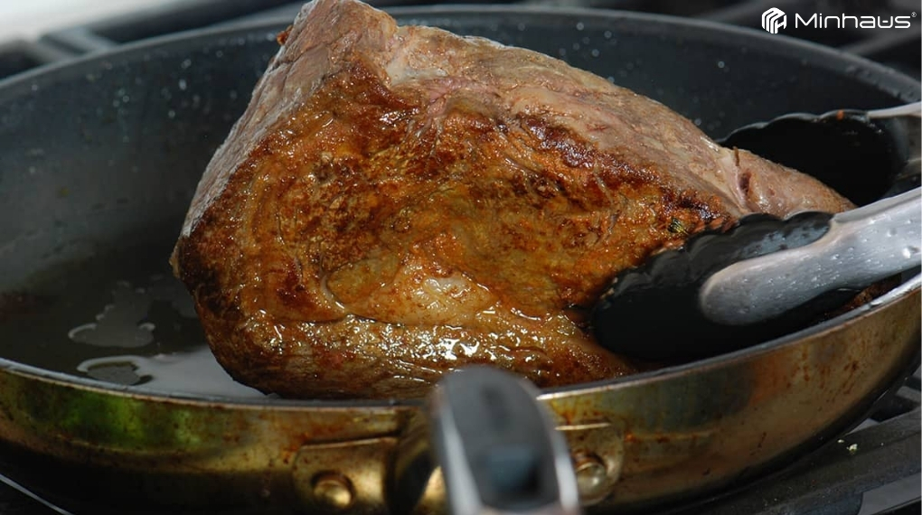 Bảo quản thực phẩm sous vide đúng cách: Hướng dẫn chi tiết cho người mới 7 Có thể lấy thực phẩm ra khỏi túi, thấm khô và áp chảo nhanh khoảng 30–60 giây mỗi mặt