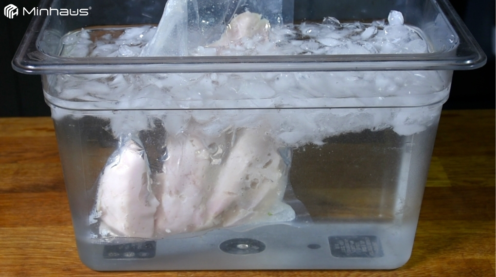 Bảo quản thực phẩm sous vide đúng cách: Hướng dẫn chi tiết cho người mới 3 Làm lạnh nhanh thực phẩm sau khi nấu sous vide bằng nước đá