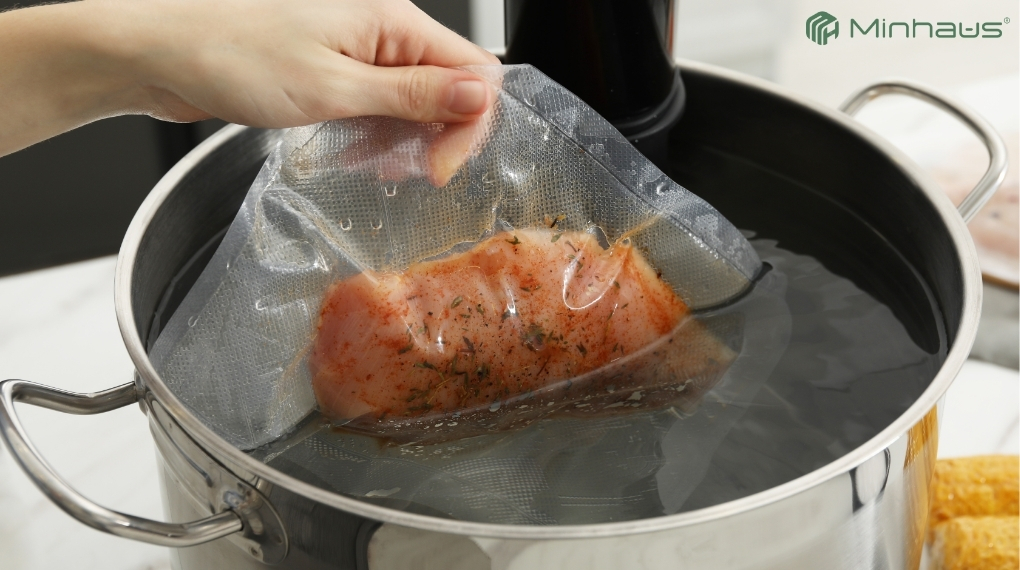 7 lỗi khi dùng máy sous vide và cách khắc phục hiệu quả 1 Nên ưu tiên sử dụng các loại túi hút chân không làm từ vật liệu PA/PE
