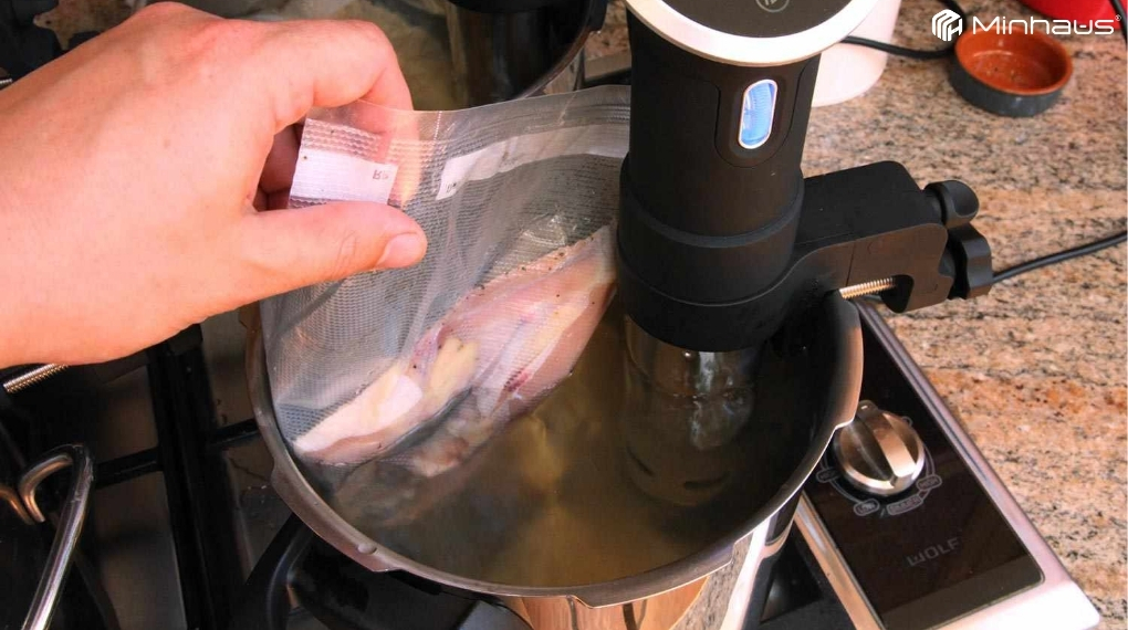 7 lỗi khi dùng máy sous vide và cách khắc phục hiệu quả 2 Nên kiểm tra định kỳ để phát hiện sớm hiện tượng túi phồng lên bất thường
