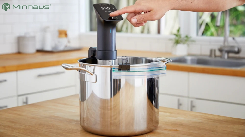 7 lỗi khi dùng máy sous vide và cách khắc phục hiệu quả 3 Nhiệt độ hiển thị trên máy dao động liên tục, không giữ cố định tại mức đã cài đặt