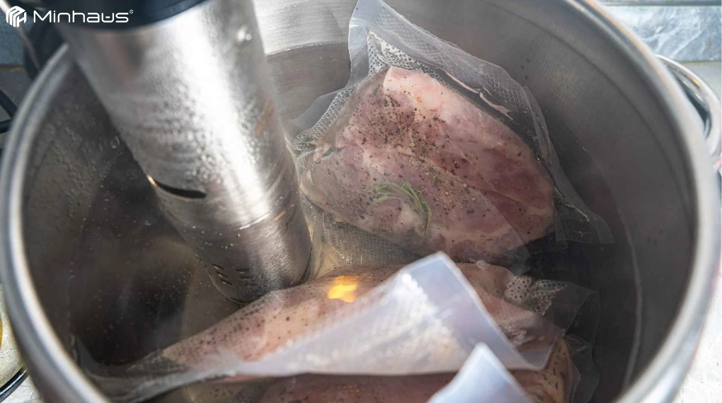 7 lỗi khi dùng máy sous vide và cách khắc phục hiệu quả 4 Nước trong nồi không còn nằm trong khoảng mức nước khuyến nghị của nhà sản xuất