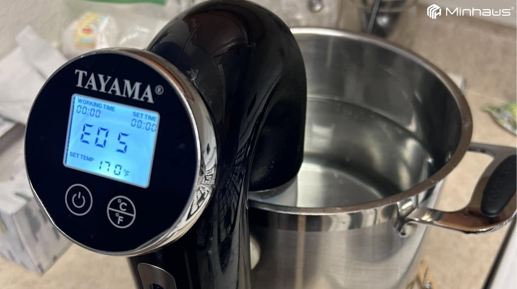 7 lỗi khi dùng máy sous vide và cách khắc phục hiệu quả 6 Màn hình hiển thị các mã lỗi như E1, E2, Er hoặc ký hiệu tương tự tùy theo từng hãng