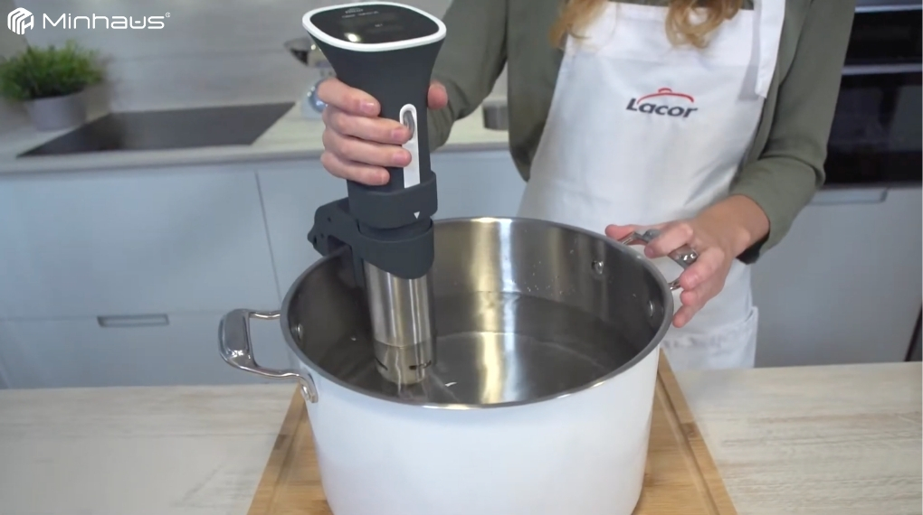 7 lỗi khi dùng máy sous vide và cách khắc phục hiệu quả 7 Máy sous vide nếu không được gắn chắc chắn vào thành nồi có thể dẫn đến rung lắc khi động cơ hoạt động