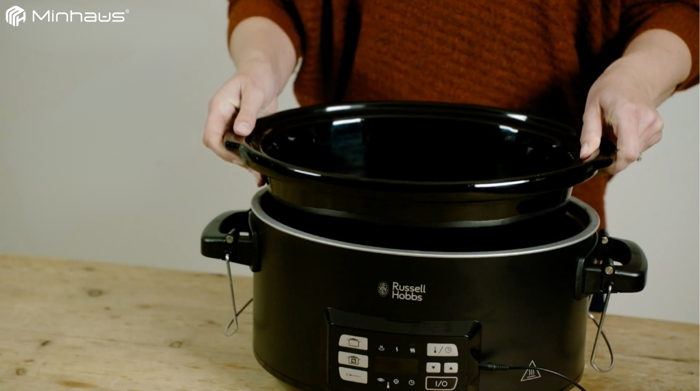 Review nồi nấu chậm Russell Hobbs 6,5L 3in1 tích hợp chức năng sous vide 3 Nồi nấu chậm Russell Hobbs 6.5L sử dụng chất liệu gốm ceramic có thể tháo rời