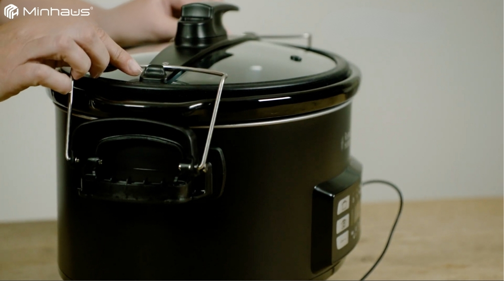 Review nồi nấu chậm Russell Hobbs 6,5L 3in1 tích hợp chức năng sous vide 6 Kẹp gài nắp giúp cố định nắp chắc chắn, hạn chế thất thoát nhiệt