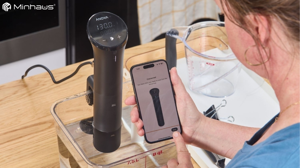Bí quyết chọn máy sous vide chất lượng: 9 tiêu chí quan trọng 9 Máy sous vide được trang bị màn hình hiển thị điện tử trực quan, giúp người dùng kiểm soát dễ dàng hơn