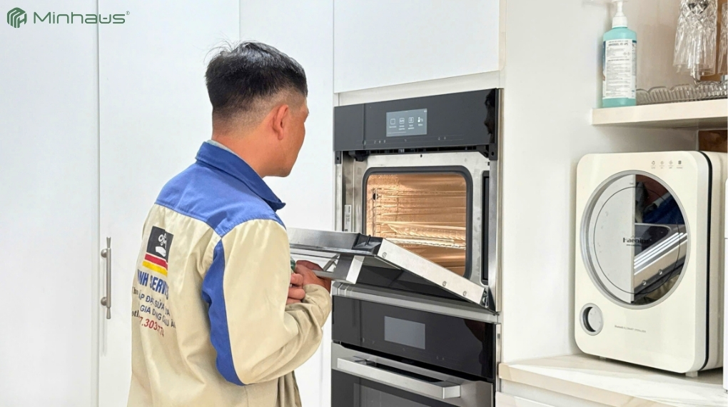 Mua tủ lạnh Miele ở đâu? Checklist chọn địa chỉ mua uy tín 5 Kỹ thuật viên của Minhaus hỗ trợ khảo sát không gian thực tế trước khi lắp đặt
