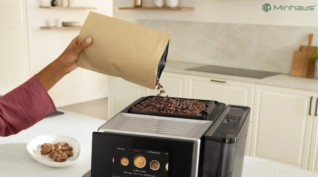Đánh giá chi tiết máy pha cà phê Bosch TQE80703 Vero Cafe Series 8 3 Máy có bình chứa nước 2,4 lít cùng ngăn đựng hạt cà phê 320g