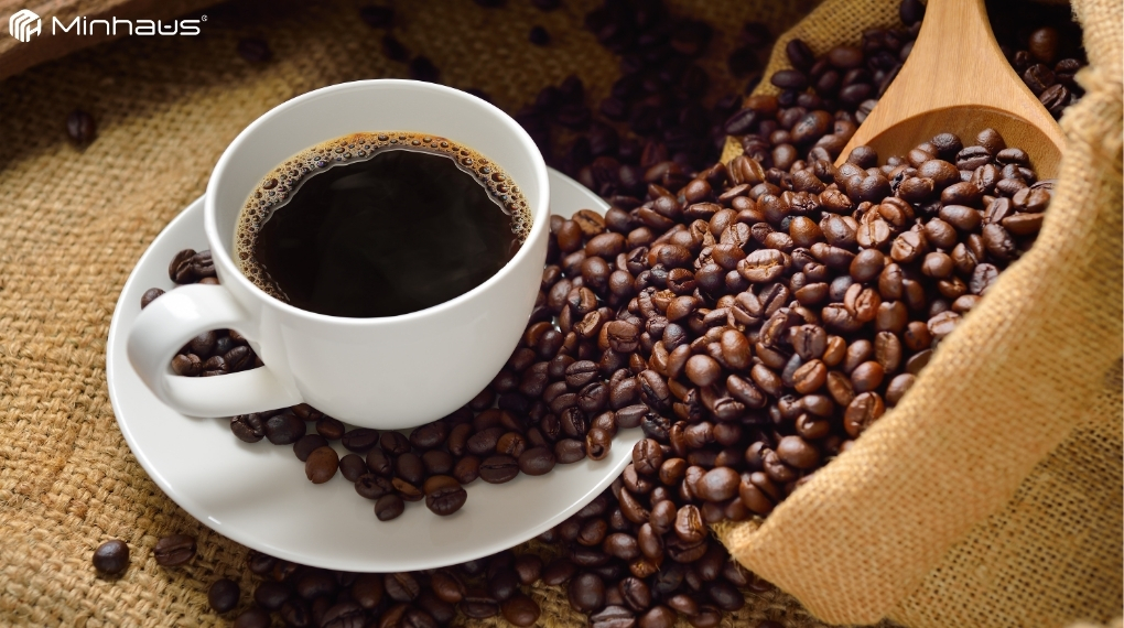 Cà phê Decaf là gì? Sự thật về loại cà phê ít caffeine đang được ưa chuộng 1 Cà phê Decaf là loại cà phê đã trải qua quá trình khử caffeine nhằm loại bỏ phần lớn lượng caffeine tự nhiên có trong hạt