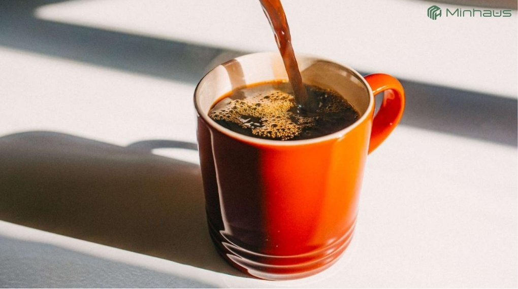 Cà phê Decaf là gì? Sự thật về loại cà phê ít caffeine đang được ưa chuộng 2 Quy trình sản xuất cà phê Decaf bao gồm các bước: làm nở hạt cà phê, chiết tách caffeine và sấy khô