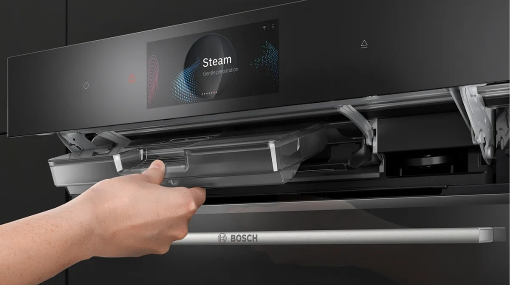 Tính năng Added Steam trên lò nướng Bosch là gì? Công dụng và cách dùng 6 Lấy khay chứa ra khỏi rãnh trượt và đổ đầy nước sạch