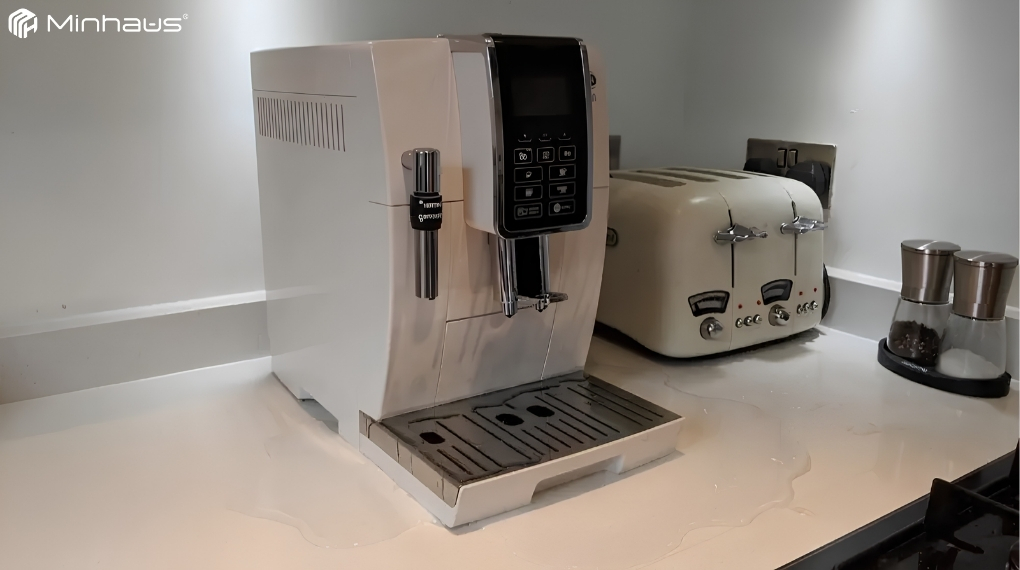 Tổng hợp các lỗi máy pha cà phê De'Longhi và cách khắc phục 12 Tình trạng nước chảy tràn dưới gầm máy pha cà phê De’Longhi
