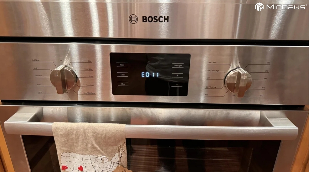 Các mã lỗi lò nướng Bosch thường gặp và cách khắc phục hiệu quả tại nhà 4 Lỗi E011 xảy ra khi một phím bấm bị kẹt cứng hoặc vùng phím cảm ứng bị tác động liên tục quá 15 giây